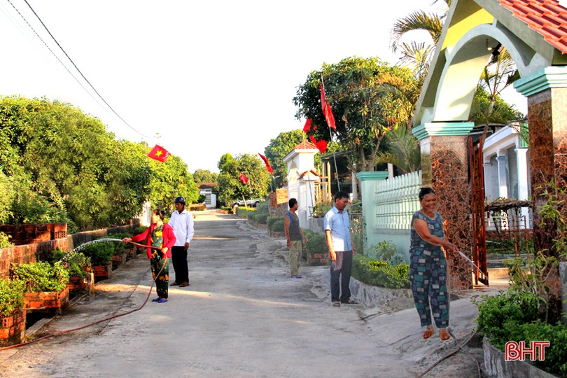 Người dân Kỳ Anh giữ màu xanh cho các tuyến đường trong nắng hạn