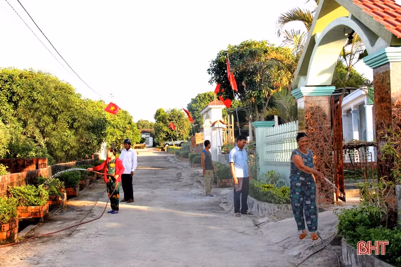 Người dân Kỳ Anh giữ màu xanh cho các tuyến đường trong nắng hạn