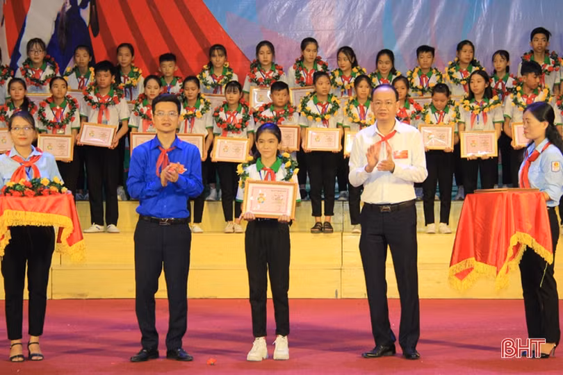 Nghi Xuân, Kỳ Anh tuyên dương cháu ngoan Bác Hồ