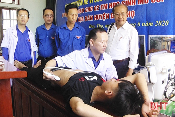 Khám, cấp thuốc miễn phí cho học sinh mồ côi ở Đức Thọ