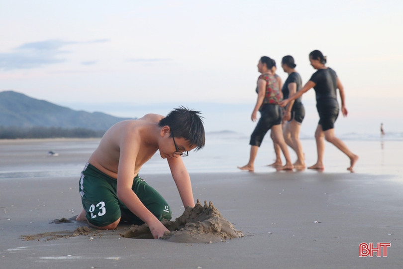Sáng tinh mơ, du khách thích thú tắm biển, mua hải sản ở Hà Tĩnh