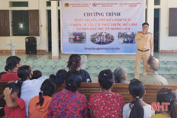 Khám, cấp thuốc miễn phí cho người dân bản Rào Tre