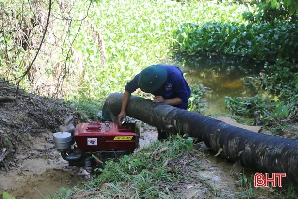 Theo chân công nhân thủy lợi Hà Tĩnh chống hạn, cứu lúa hè thu