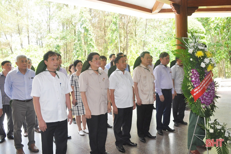 Phó Chủ tịch Quốc hội Phùng Quốc Hiển dâng hương tại Ngã ba Đồng Lộc