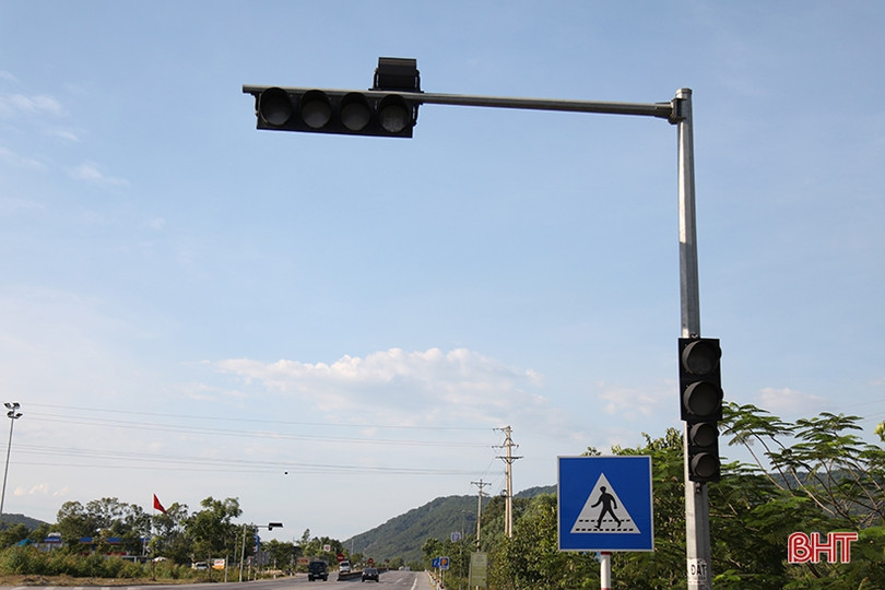 Gần 2 tháng đèn giao thông “ngủ quên”, xe cộ mạnh ai nấy đi ở TX Hồng Lĩnh