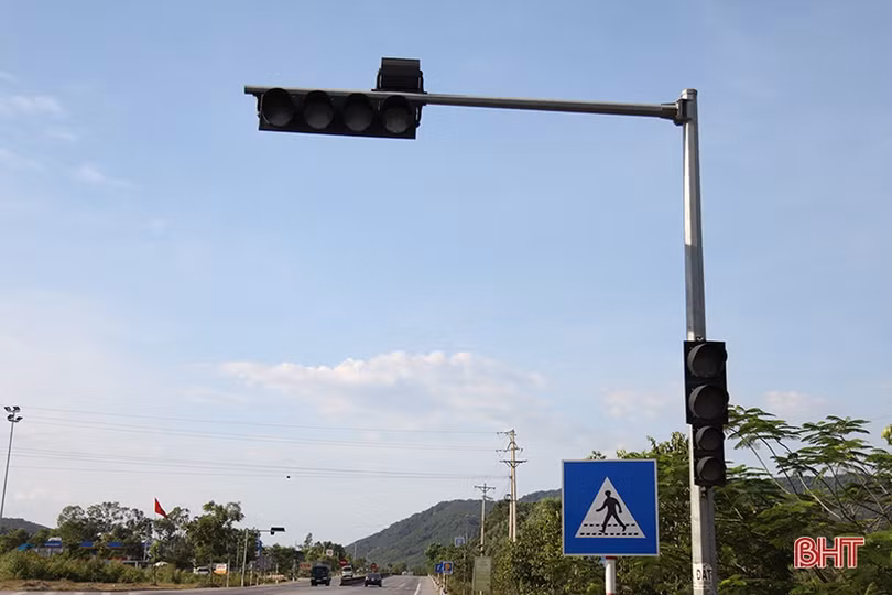 Gần 2 tháng đèn giao thông “ngủ quên”, xe cộ mạnh ai nấy đi ở TX Hồng Lĩnh