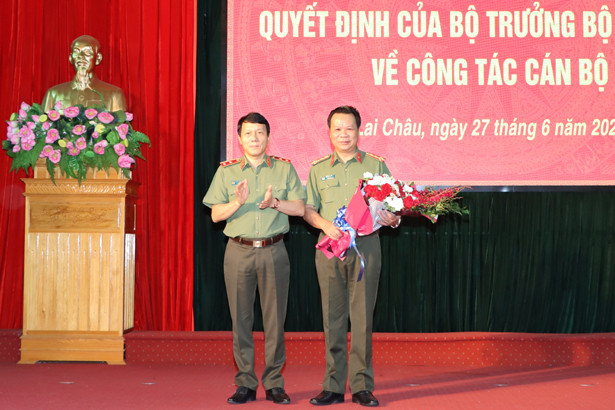 Thứ trưởng Lương Tam Quang tặng hoa chức mừng Đại tá Hà Văn Tuyên. Ảnh: Công an Lai Châu 12 tân giám đốc công an các tỉnh, thành vừa được bổ nhiệm