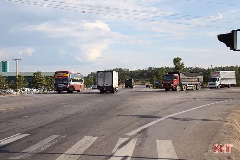 Gần 2 tháng đèn giao thông “ngủ quên”, xe cộ mạnh ai nấy đi ở TX Hồng Lĩnh