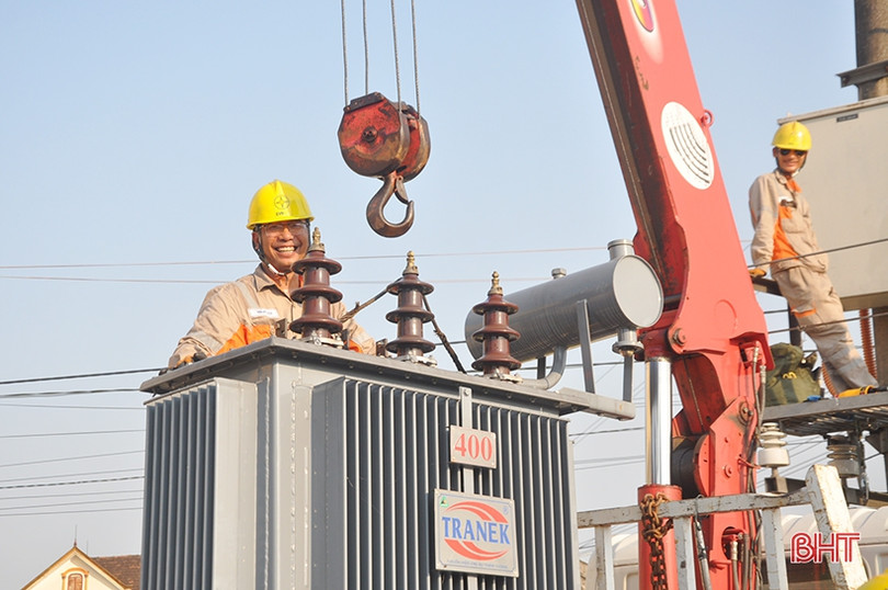 Công nhân Điện lực Hà Tĩnh “đội nắng” canh dòng điện an toàn