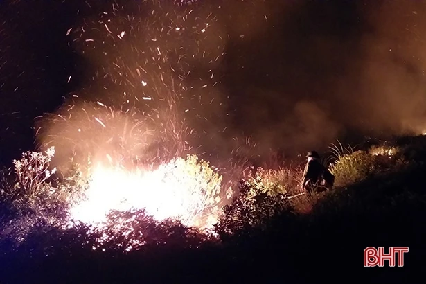 Cháy lớn ở dãy núi Mồng Gà, huyện Hương Sơn