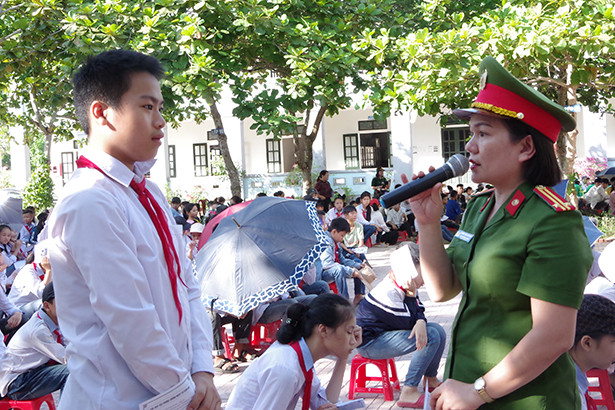 Tặng sách cho học sinh vùng biên giới Hương Khê