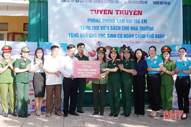 Tặng sách cho học sinh vùng biên giới Hương Khê