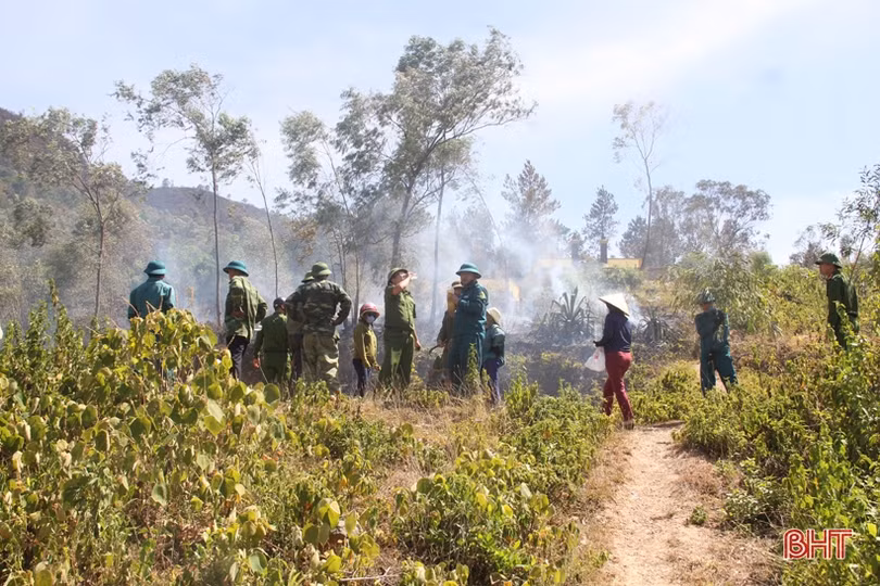 Tiếp tục cứu rừng Hương Sơn dưới nắng nóng 40 độ