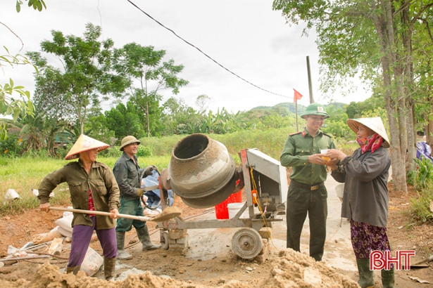 Gác ngày nghỉ, cán bộ, chiến sỹ ở Hương Sơn giúp dân xây dựng NTM