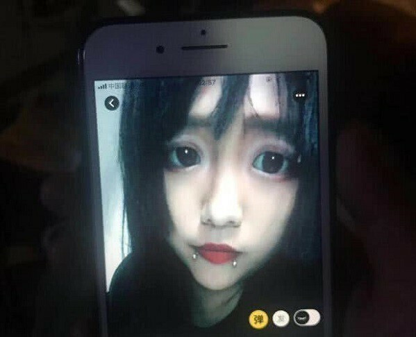 Chàng trai sốc vì nhan sắc của người yêu online