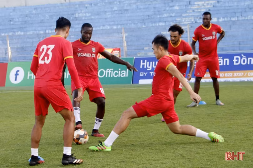 Các fan vây quanh Tiến Linh trong buổi tập làm quen SVĐ Hà Tĩnh