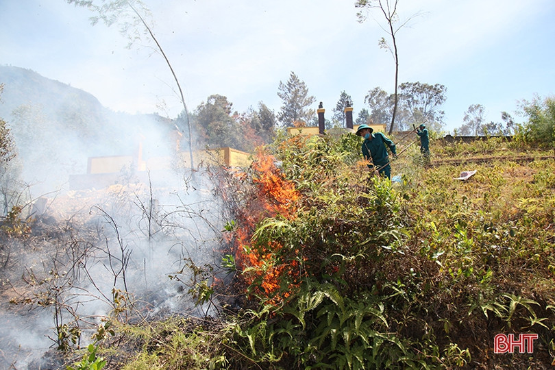 Xót xa nhìn “lá phổi xanh” sau vụ cháy rừng ở huyện miền núi Hà Tĩnh