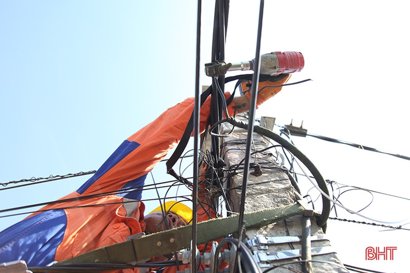 Công nhân Điện lực Hà Tĩnh “đội nắng” canh dòng điện an toàn