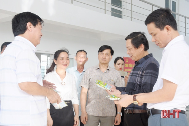 Gắn biển công trình chào mừng Đại hội Đảng bộ Khối CCQ&DN Hà Tĩnh