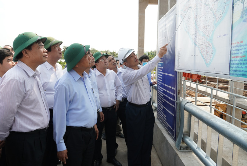 Thủ tướng thị sát công trình phòng chống ngập mặn tại huyện Châu Thành, tỉnh Bến Tre tháng 3/2020, giữa thời điểm dịch COVID-19 đang hoành hành. Ảnh: VGP Chắt chiu tăng trưởng trên những nẻo đường nắng mưa