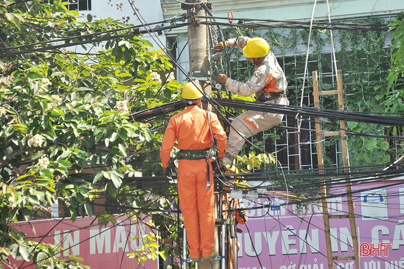 Công nhân Điện lực Hà Tĩnh “đội nắng” canh dòng điện an toàn