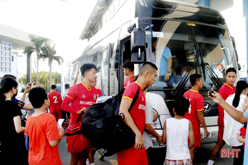 Các fan vây quanh Tiến Linh trong buổi tập làm quen SVĐ Hà Tĩnh
