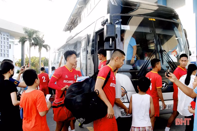 Các fan vây quanh Tiến Linh trong buổi tập làm quen SVĐ Hà Tĩnh