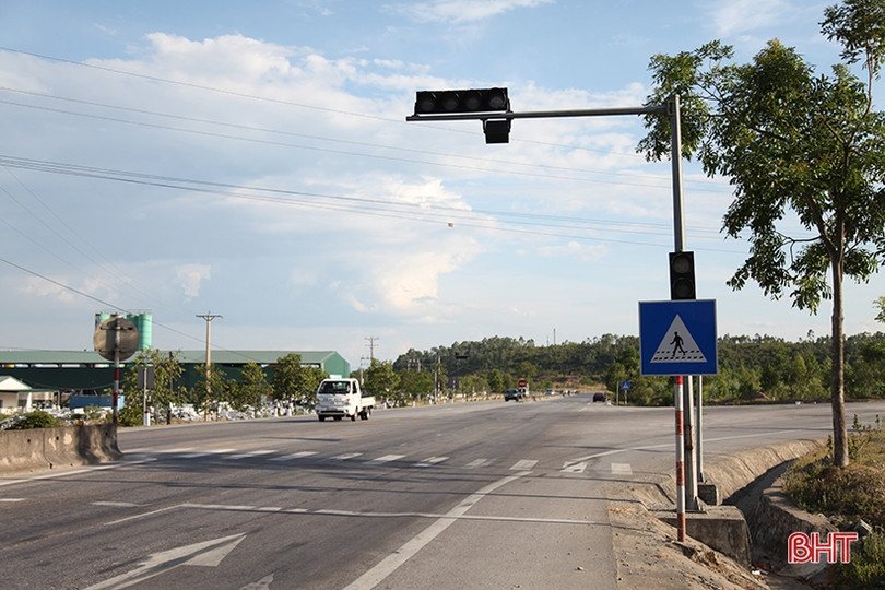 Gần 2 tháng đèn giao thông “ngủ quên”, xe cộ mạnh ai nấy đi ở TX Hồng Lĩnh