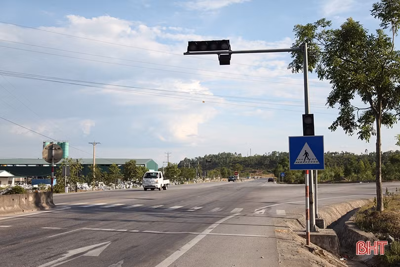 Gần 2 tháng đèn giao thông “ngủ quên”, xe cộ mạnh ai nấy đi ở TX Hồng Lĩnh