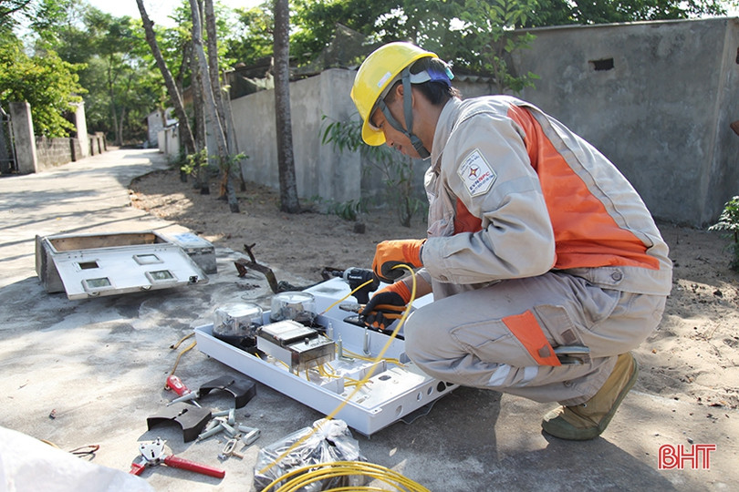 Công nhân Điện lực Hà Tĩnh “đội nắng” canh dòng điện an toàn