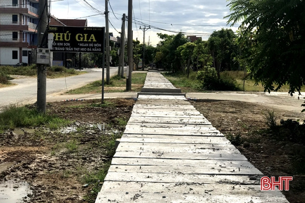 Tiếp thu phản ánh của Báo Hà Tĩnh, kênh tưới thủy lợi xuyên khu dân cư ở TX Kỳ Anh được lắp nắp đậy 