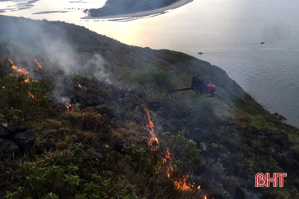 Kịp thời khống chế đám cháy khu vực núi Cao Vọng, thị xã Kỳ Anh