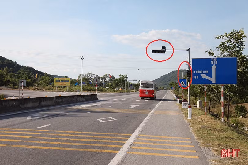 Gần 2 tháng đèn giao thông “ngủ quên”, xe cộ mạnh ai nấy đi ở TX Hồng Lĩnh