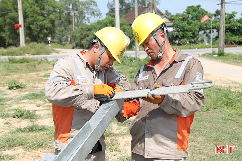 Công nhân Điện lực Hà Tĩnh “đội nắng” canh dòng điện an toàn