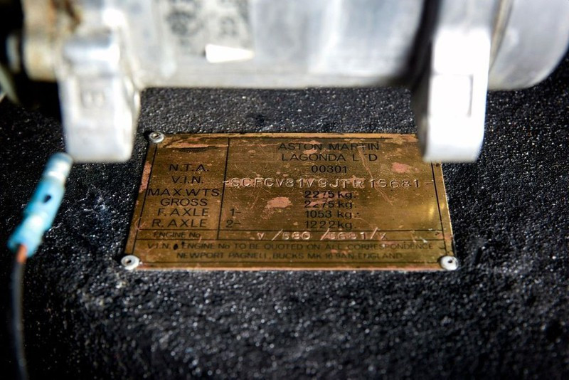 Xe cổ Aston Martin V8 Volante 1988 của David Beckham được rao bán