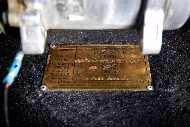 Xe cổ Aston Martin V8 Volante 1988 của David Beckham được rao bán