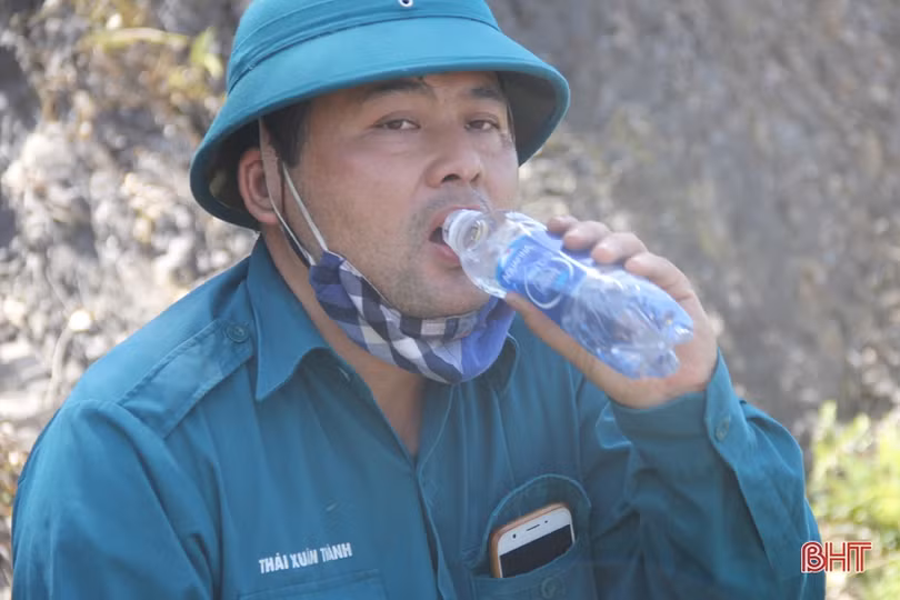 Tiếp tục cứu rừng Hương Sơn dưới nắng nóng 40 độ