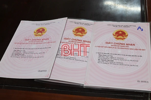 Khoe sổ đỏ qua mạng xã hội - “mồi ngon” cho kẻ xấu làm giả giấy tờ