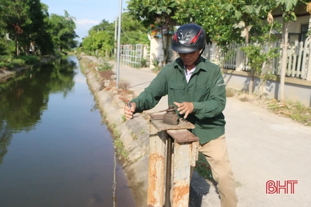 Theo chân công nhân thủy lợi Hà Tĩnh chống hạn, cứu lúa hè thu