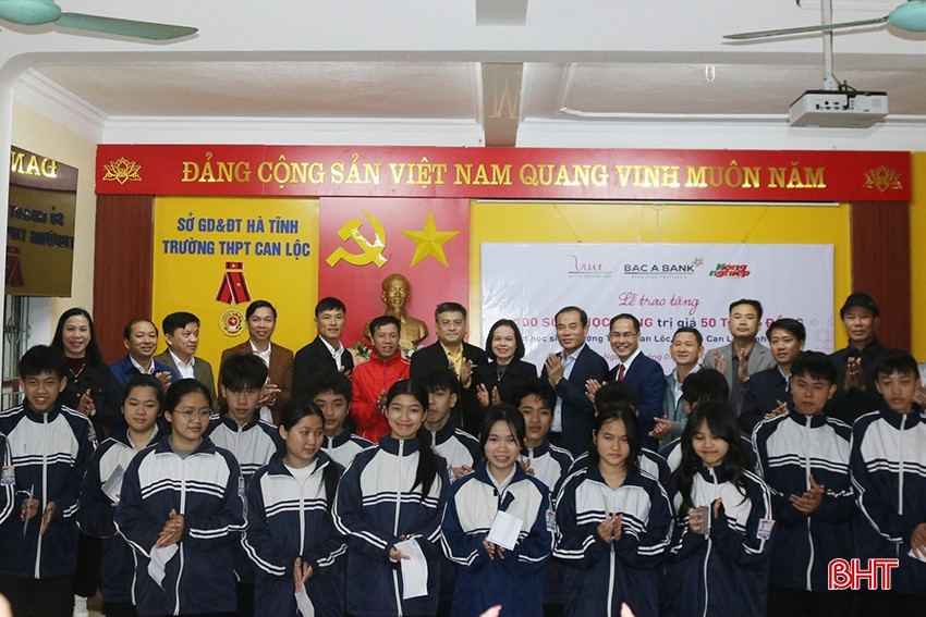 Trao 160 suất học bổng cho học sinh khó khăn ở Can Lộc Báo Hà Tĩnh