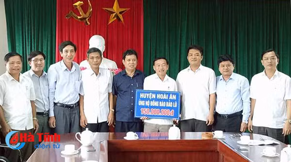 trao qua quyen gop ung ho dong bao mua bao ha tinh