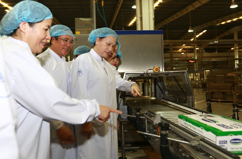 vinamilk chia se kho khan voi tre em vung anh huong thien tai