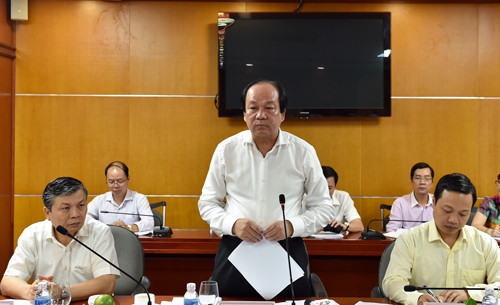 Tổ trưởng Tổ công tác Mai Tiến Dũng chuyển lời của Thủ tướng Nguyễn Xuân Phúc khen ngợi Bộ Công Thương. Ảnh: VGP/Nhật Bắc bo cong thuong cai cach thu tuong lap tuc bieu duong