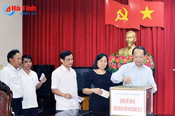 trao qua quyen gop ung ho dong bao mua bao ha tinh