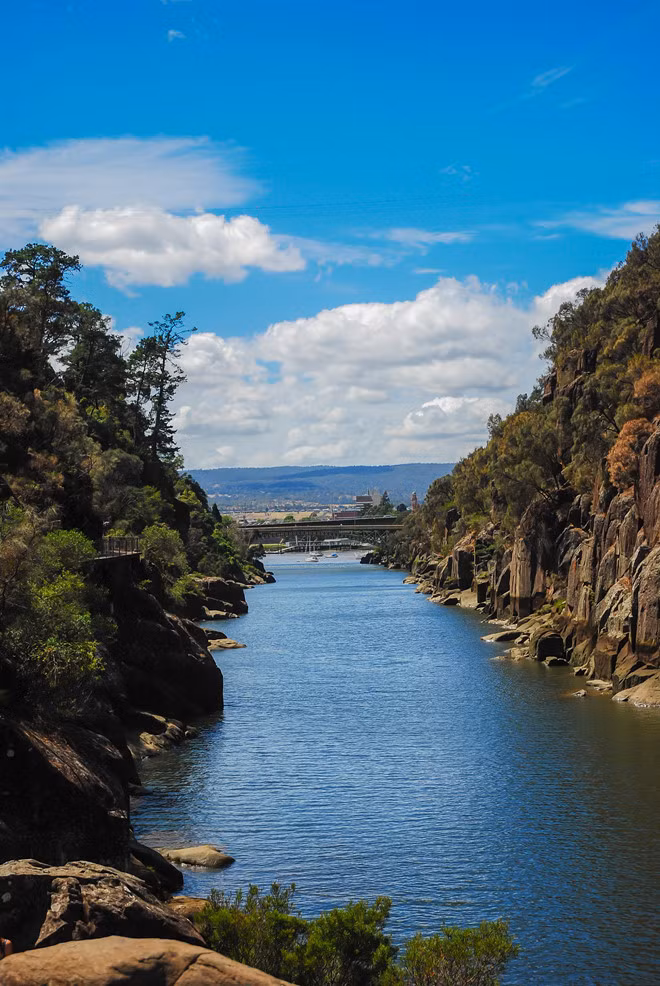 ve dep bat tan cua hon dao hinh trai tim tasmania