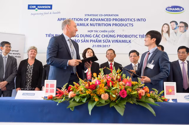 vinamilk hop tac voi tap doan dinh duong hang dau the gioi chr hansen