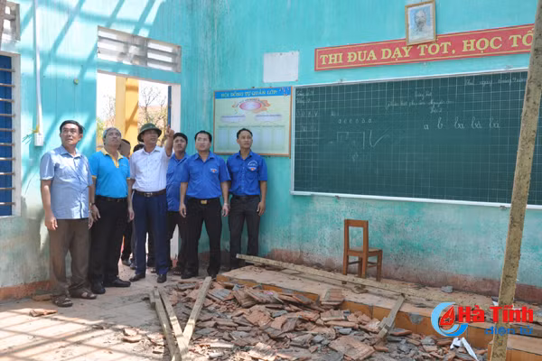 trao qua quyen gop ung ho dong bao mua bao ha tinh