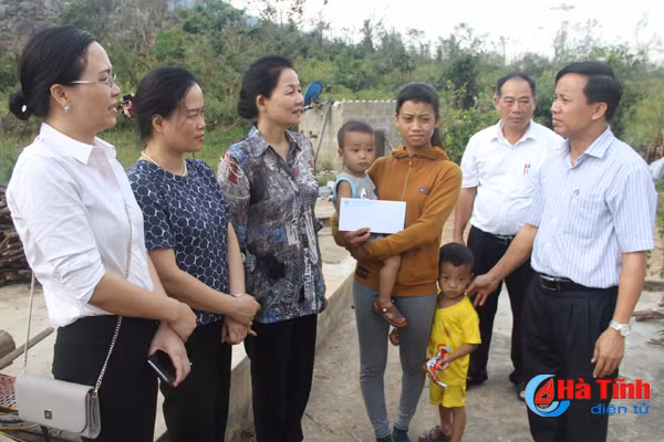 trao qua quyen gop ung ho dong bao mua bao ha tinh