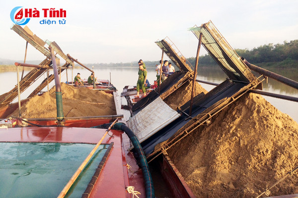 tam giu 2 xa lan khai thac cat trai phep tren song ngan sau