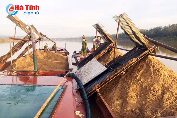 tam giu 2 xa lan khai thac cat trai phep tren song ngan sau